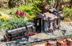 330890 Faller Pola-G Nebenbahnlokschuppen